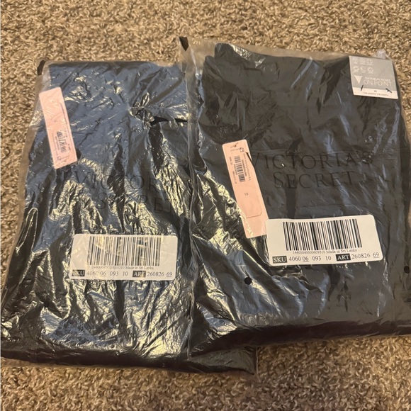 Victoria’s Secret On Point 7/8 pocket legging - Picture 3 of 5